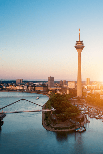 Fluss mit einer Brücke und dem Fernsehturm in Hintergrund