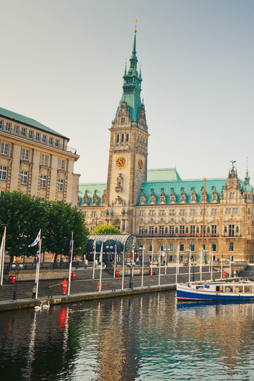 Hamburger Innenalster mit dem Rathaus im Hintergrund.