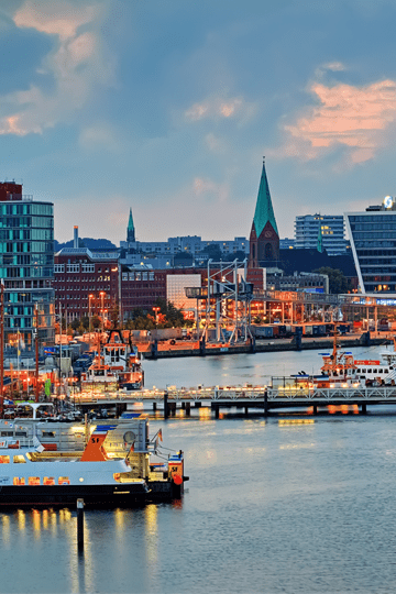 Kieler Förde in der Dämmerung mit vielen Lichtern.