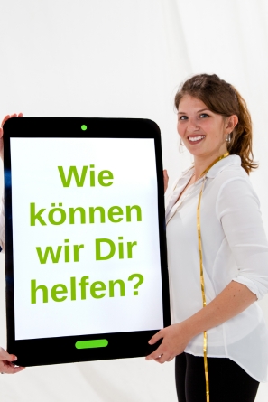 Eine Frau hält ein großes Handy in der Hand, auf dem steht "Wie können wir Dir helfen?".